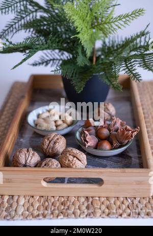 Une variété de noix dans les bols de la vue de dessus. Sélection de mélanges de noix, noisettes et arachides. Une alimentation saine Banque D'Images