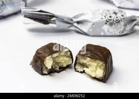 Bonbons au chocolat et à la noix de coco - décoration de Noël. Banque D'Images