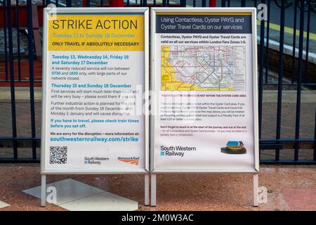 8th décembre 2022. Windsor, Berkshire, Royaume-Uni. Un panneau d'action de grève de Network Rail et South Western Railway à Windsor et à la gare d'Eton Riverside informe les clients des grèves ferroviaires à venir. Les dirigeants syndicaux ont rejeté la dernière offre de rémunération et de nouvelles grèves ferroviaires sont prévues à Vas-y les 13-14 décembre 2022 et 16-17 décembre. D'autres actions de grève sont prévues du dimanche 18th décembre au lundi 2nd janvier 2023. Crédit : Maureen McLean/Alay Live News Banque D'Images