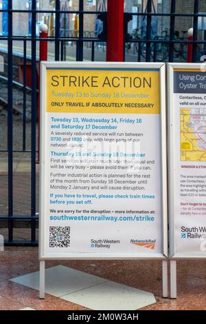 8th décembre 2022. Windsor, Berkshire, Royaume-Uni. Un panneau d'action de grève de Network Rail et South Western Railway à Windsor et à la gare d'Eton Riverside informe les clients des grèves ferroviaires à venir. Les dirigeants syndicaux ont rejeté la dernière offre de rémunération et de nouvelles grèves ferroviaires sont prévues à Vas-y les 13-14 décembre 2022 et 16-17 décembre. D'autres actions de grève sont prévues du dimanche 18th décembre au lundi 2nd janvier 2023. Crédit : Maureen McLean/Alay Live News Banque D'Images