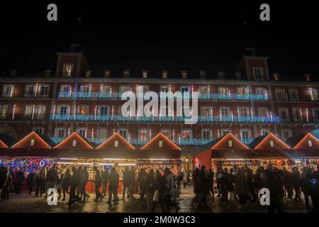 Madrid, Espagne. 07th décembre 2022. Marché de Noël 2022 et lumières de Noël sur la place principale de Madrid. (Photo par Alberto Sibaja/Pacific Press) crédit: Pacific Press Media production Corp./Alay Live News Banque D'Images