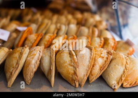 des empanadas fraîchement cuites avec différentes garnitures à vendre Banque D'Images