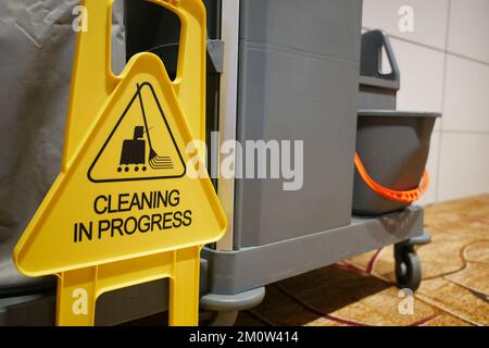 Panneaux d'entrée sol endommagé à l'intérieur Banque D'Images