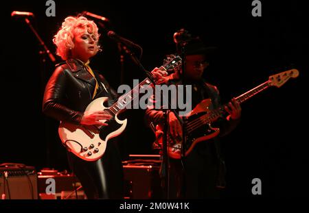 Durham, Caroline du Nord, États-Unis. 7th décembre 2022. Samantha Fish, chanteuse/compositeur/guitariste américaine, se produit avec Jesse Dayton au Durham Performing Arts Centre de Durham, en Caroline du Nord. Les albums de Fish et les spectacles incendiaires en direct présentent plusieurs genres, y compris le blues, le rock, le country, le funk, bluegrass et ballades. Fish and Dayton s'est associé pour libérer ''˜les sessions de Stardust, ' et a commencé une tournée nord-américaine sur 3 décembre. (Image de crédit : © Bob Karp/ZUMA Press Wire) Banque D'Images