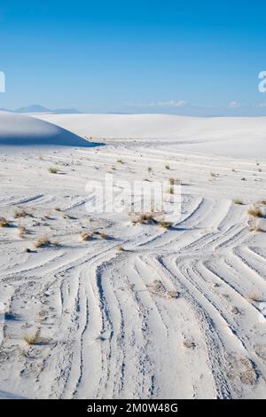 Photographie du parc national de White Sands, près d'Alamogordo, Nouveau-Mexique, États-Unis, lors d'une belle soirée d'automne. Banque D'Images