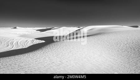 Photographie du parc national de White Sands, près d'Alamogordo, Nouveau-Mexique, États-Unis, lors d'une belle soirée d'automne. Banque D'Images