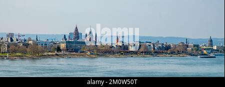 Vue panoramique sur Mayence avec cathédrale et Rhin, Allemagne Banque D'Images