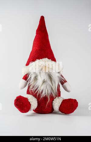 Père Noël nordic woolen gnome ornement avec la longue barbe isolée sur un fond blanc Banque D'Images