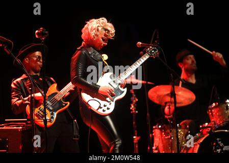 Durham, Caroline du Nord, États-Unis. 7th décembre 2022. Samantha Fish, chanteuse/compositeur/guitariste américaine, se produit avec Jesse Dayton au Durham Performing Arts Centre de Durham, en Caroline du Nord. Les albums de Fish et les spectacles incendiaires en direct présentent plusieurs genres, y compris le blues, le rock, le country, le funk, bluegrass et ballades. Fish and Dayton s'est associé pour libérer ''˜les sessions de Stardust, ' et a commencé une tournée nord-américaine sur 3 décembre. (Image de crédit : © Bob Karp/ZUMA Press Wire) Banque D'Images