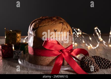 Gâteau aux fruits et au chocolat servi sur une table en bois décorée pour Noël. Noël maison même du pain sur fond flou, espace de copie. Banque D'Images