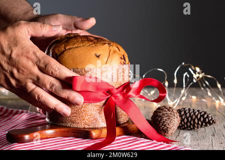 Gâteau aux fruits et au chocolat servi sur une table en bois décorée pour Noël. Noël maison même du pain sur fond flou, espace de copie. Banque D'Images