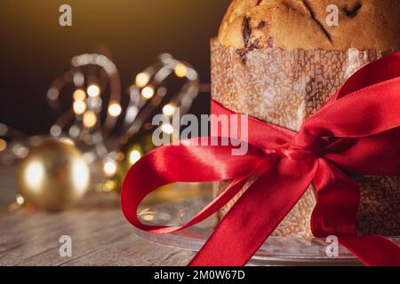 Gâteau aux fruits et au chocolat servi sur une table en bois décorée pour Noël. Noël maison même du pain sur fond flou, espace de copie. Banque D'Images