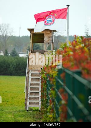 16 avril 2022, Saxe-Anhalt, Oebisfelde-Weferlingen/OT Kathendorf: Le drapeau du Bundesliga club FC Bayern Munich vole sur la clôture de jardin d'une maison résidentielle à côté d'un siège haut avec une échelle. Photo: Soeren Stache/dpa Banque D'Images