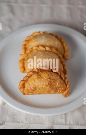 Gros plan des empanadas argentines frits sur une assiette blanche. Banque D'Images