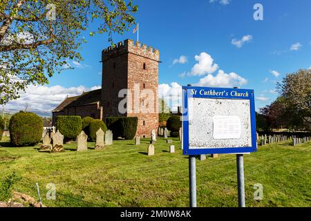 Église Saint-Cuthbert, grande salkeld, Cumbria, Royaume-Uni, église, églises, panneau d'église, tour d'église, tour, panneau, panneau d'affichage, Banque D'Images