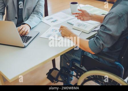 Après un accident et une réhabilitation, l'homme handicapé peut reprendre le travail. Embauche emploi employant désactiver le concept de personnes. Banque D'Images