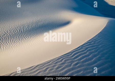 Photographie du parc national de White Sands, près d'Alamogordo, Nouveau-Mexique, États-Unis, lors d'une belle soirée d'automne. Banque D'Images