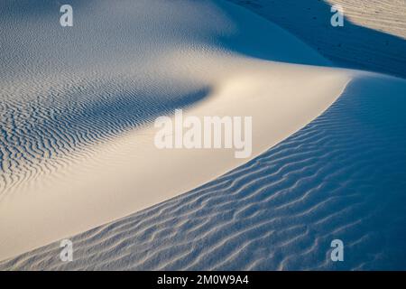 Photographie du parc national de White Sands, près d'Alamogordo, Nouveau-Mexique, États-Unis, lors d'une belle soirée d'automne. Banque D'Images