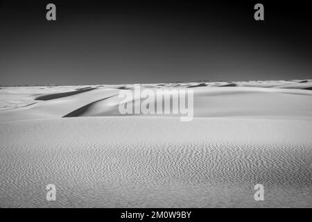 Photographie du parc national de White Sands, près d'Alamogordo, Nouveau-Mexique, États-Unis, lors d'une belle soirée d'automne. Banque D'Images