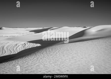 Photographie du parc national de White Sands, près d'Alamogordo, Nouveau-Mexique, États-Unis, lors d'une belle soirée d'automne. Banque D'Images