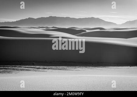 Photographie du parc national de White Sands, près d'Alamogordo, Nouveau-Mexique, États-Unis, lors d'une belle soirée d'automne. Banque D'Images