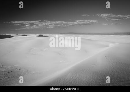 Photographie du parc national de White Sands, près d'Alamogordo, Nouveau-Mexique, États-Unis, lors d'une belle soirée d'automne. Banque D'Images