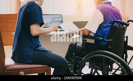 Après un accident et une réhabilitation, l'homme handicapé peut reprendre le travail. Embauche emploi employant désactiver le concept de personnes. Banque D'Images