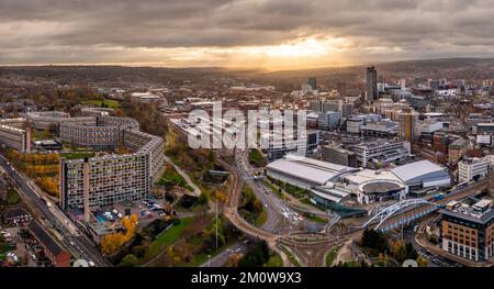 Un panorama aérien du centre-ville de Sheffield avec la piscine de Ponds Forge et les bâtiments de Park Hill en vue Banque D'Images