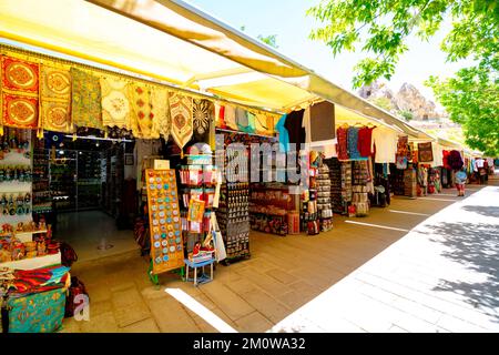 Boutiques de souvenirs ou de cadeaux dans le musée en plein air de Göreme en Cappadoce. Nevsehir Turkiye - 6.29.2021 Banque D'Images