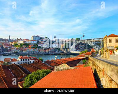 Toits carrelés d'orange, téléphérique de Gaia, vue sur Ribeira avec le fleuve Douro, Porto, Portugal Banque D'Images