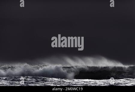 Vagues s'écrasant sur les côtes corniennes - tempête - tonneaux - Surf Banque D'Images