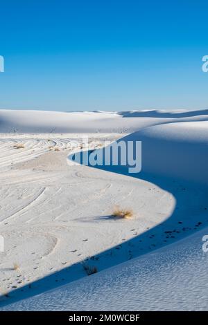 Photographie du parc national de White Sands, près d'Alamogordo, Nouveau-Mexique, États-Unis, lors d'une belle soirée d'automne. Banque D'Images