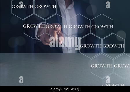 Concept de croissance de l'activité en appuyant à la main sur un bouton virtuel Banque D'Images