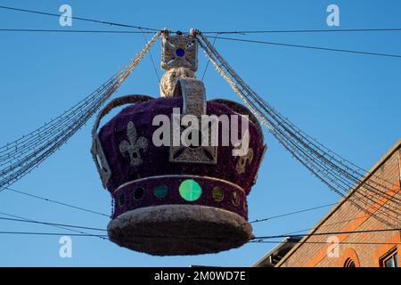 Windsor, Berkshire, Royaume-Uni. 8th décembre 2022. Décorations de Noël à Windsor. La très attendue série Harry and Meghan Netflix était disponible ce matin au Royaume-Uni. Beaucoup de Windsoriens seraient attristés de la série à la suite de l'effusion de l'amour qui a été donné à Harry et Meghan quand ils ont eu leur mariage à Windsor. Crédit : Maureen McLean/Alay Live News Banque D'Images