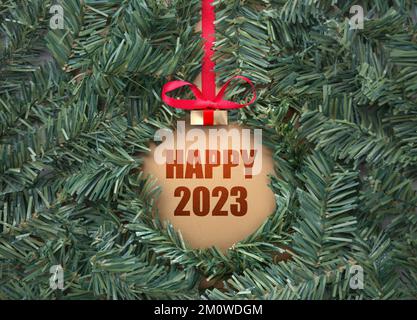 Bannière Happy 2023 à l'intérieur de la forme de boule espace fait à l'aide de sapin de noël Banque D'Images