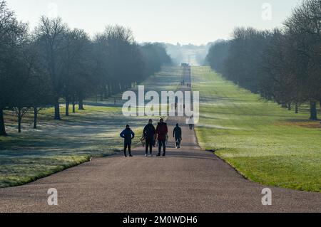 Windsor, Berkshire, Royaume-Uni. 8th décembre 2022. La longue promenade de Windsor. La très attendue série Harry and Meghan Netflix était disponible ce matin au Royaume-Uni. Beaucoup de Windsoriens seraient attristés de la série à la suite de l'effusion de l'amour qui a été donné à Harry et Meghan quand ils ont eu leur mariage à Windsor. Crédit : Maureen McLean/Alay Live News Banque D'Images