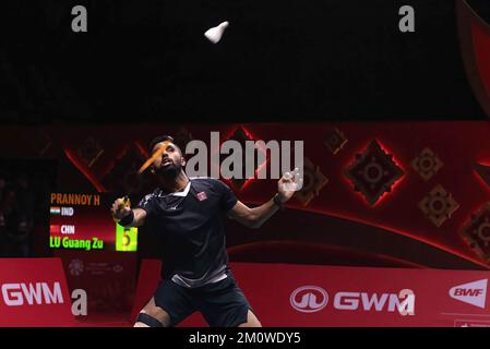 Bangkok, Thaïlande. 08th décembre 2022. Prannoy H. S. de l'Inde vu en action pendant le single Badminton Menís dans les finales du Tour mondial BTW HSBC 2022 au Stade Nimibutr. Lu Guang zu a gagné Prannoy H. S. 2-1 (23-21, 17-21, 21-19). Crédit : SOPA Images Limited/Alamy Live News Banque D'Images