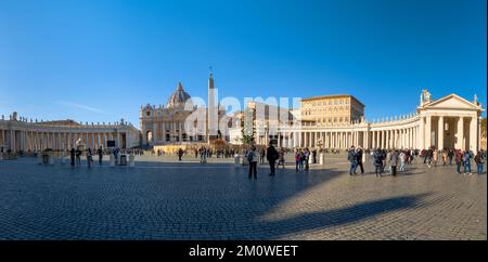 Vatican, Cité du Vatican - 27 novembre 2022 : vue panoramique sur la place Saint-Pierre et la basilique de la Cité du Vatican Banque D'Images