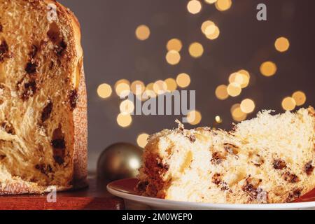 Gâteau aux fruits et au chocolat servi sur une table en bois décorée pour Noël. Noël maison même du pain sur fond flou, espace de copie. Banque D'Images