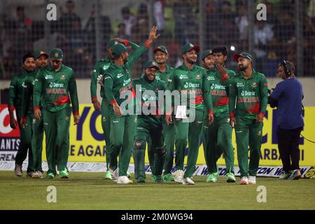 Les joueurs du Bangladesh célèbrent après leur victoire au deuxième match international de cricket d'une journée (ODI) contre l'Inde par cinq courses au Sher-e-Bangla Banque D'Images