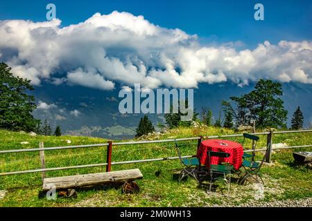Vue de la montagne sur la ville d'Interlaken avec vue sur le lac Thun, Suisse Banque D'Images