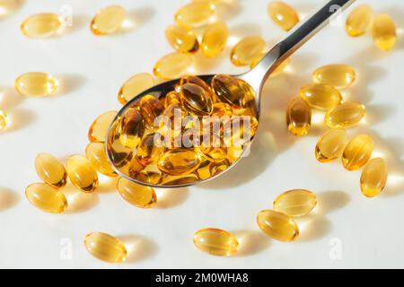 Supplément alimentaire Omega 3 dans une cuillère en métal, suppléments médicaux, et vitamines D Banque D'Images