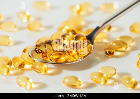 Supplément alimentaire Omega 3 dans une cuillère en métal, suppléments médicaux, et vitamines D Banque D'Images