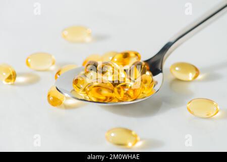 Supplément alimentaire Omega 3 dans une cuillère en métal, suppléments médicaux, et vitamines D Banque D'Images