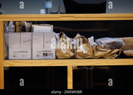 Pièces de preuve présentées lors de la session de constitution du jury au procès assizes Frédéric Lepoint devant le tribunal d'assises de la province de Hainaut à Mons, le jeudi 08 décembre 2022. Lepoint est accusé du meurtre de sa femme Aline Thirion en 2014. BELGA PHOTO KURT DESPLENTER Banque D'Images