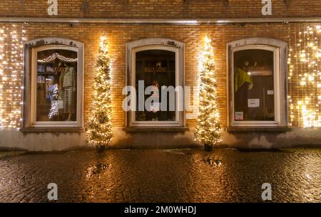 Lumières décoratives de Noël à l'extérieur de la boutique de mode Billy June pour les femmes. Bruges Belgique. Novembre 2022 Banque D'Images