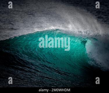 Vagues s'écrasant sur les côtes corniennes - tempête - tonneaux - Surf Banque D'Images