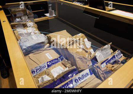 Pièces de preuve présentées lors de la session de constitution du jury au procès assizes Frédéric Lepoint devant le tribunal d'assises de la province de Hainaut à Mons, le jeudi 08 décembre 2022. Lepoint est accusé du meurtre de sa femme Aline Thirion en 2014. BELGA PHOTO KURT DESPLENTER Banque D'Images