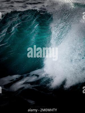 Vagues s'écrasant sur les côtes corniennes - tempête - tonneaux - Surf Banque D'Images