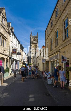 La vue le long de Black Jack Street vers l'église de Saint-Jean-Baptiste, Cirencester Angleterre Royaume-Uni. Août 2022 Banque D'Images